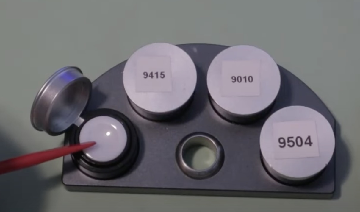 Huiliers et récipient à emplacements