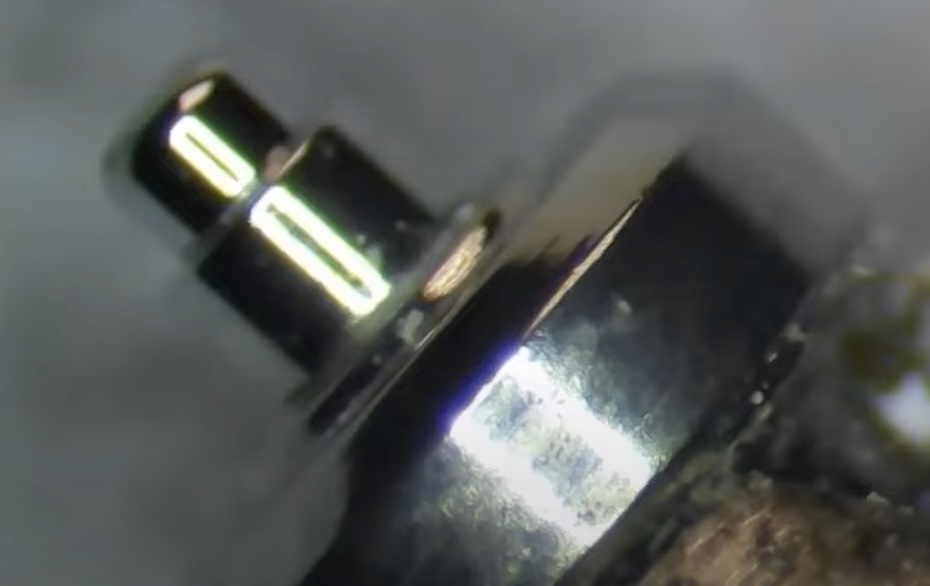 Trou et pivot — finition miroir